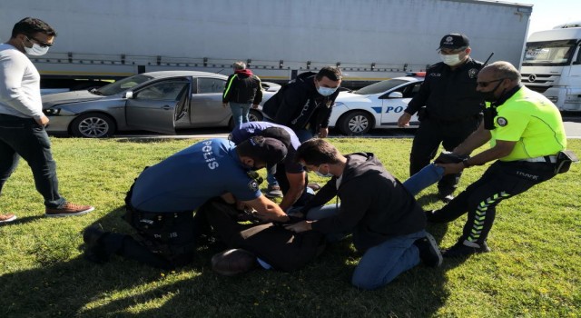 Radara Giren Sürücü Dur İhtarına Uymadı, Polis Aracına Vurup Kendini Araca Kilitledi