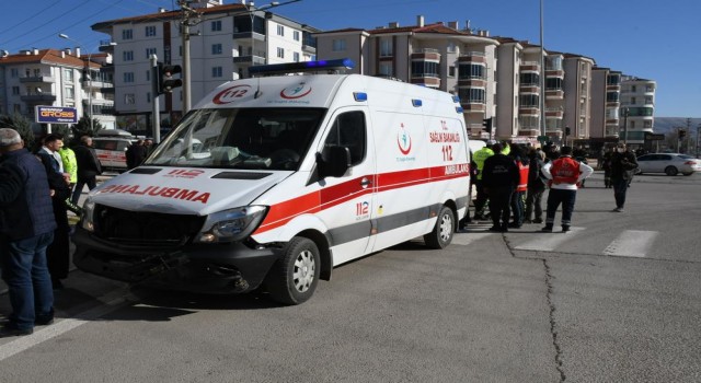 Ambulans İle Otomobil Çarpıştı 1 Yaralı