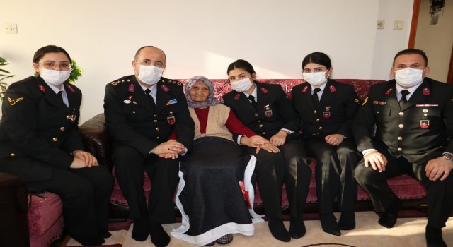 En Yaşlı Hemşerimize Jandarma’dan Ziyaret