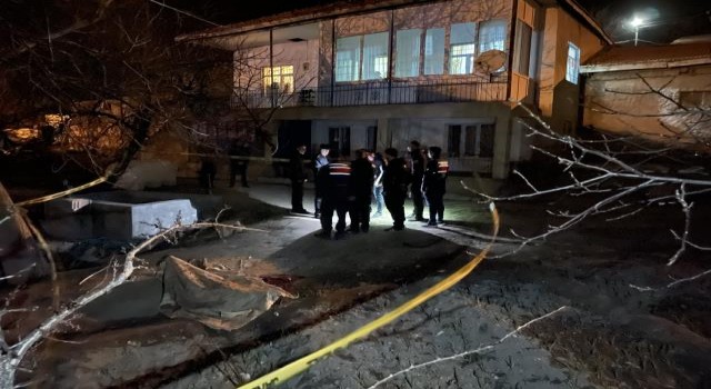 Annesi ve Ağabeyini Öldürüp İntihar Etti