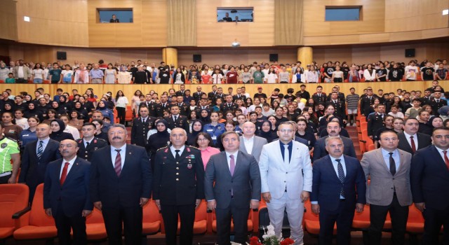 Gençler Günün 8 Saatini Sanal Dünyada Geçiriyor