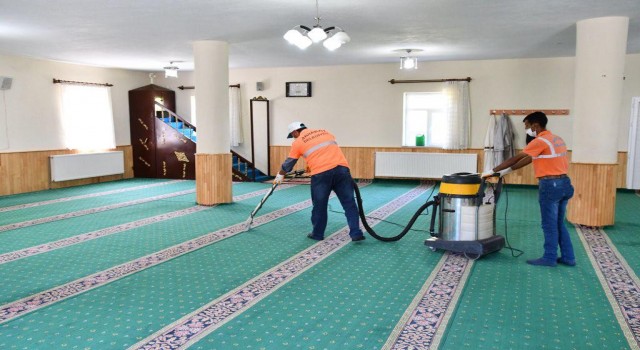 Camiler Düzenli Olarak Temizleniyor