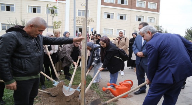 ASÜ’de Fidanlar Toprakla Buluştu