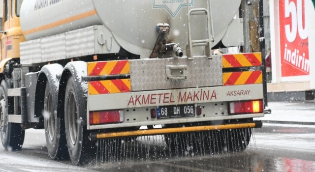 Buzlanmanın Önüne Geçilmesi İçin Tuzlama ve Solüsyon Çalışmaları Yapılıyor