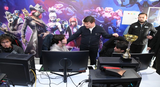 DİNÇER E-SPOR TURNUVASINDA BİLGİSAYAR BAŞINA GEÇTİ