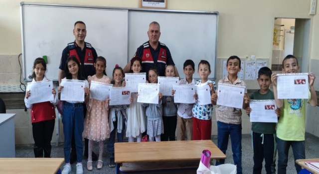 Miniklerin Karne Sevincinde Yanlarında Oldular