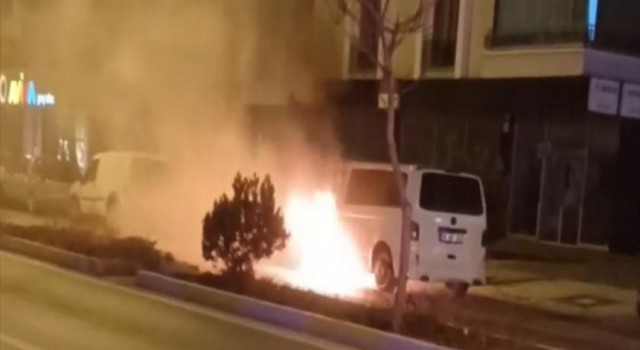 Seyir Halindeki Minibüs Alevlere Teslim Oldu
