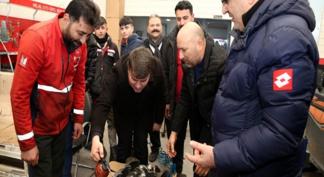 Başkan Dinçer, Araç Tamirinin Başına Geçti