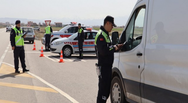 Jandarma Trafik Canavarına Geçit Vermiyor
