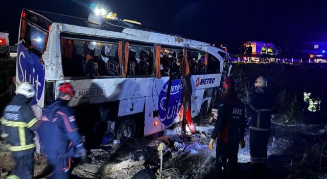 Yolcu Otobüsü Faciasında 2 Ölü 34 Yaralı