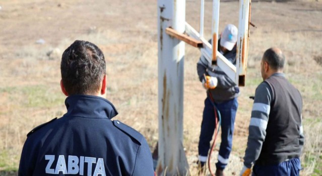 İzinsiz Tabelalar Tek Tek Toplanıyor