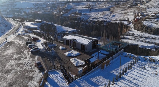 Ziyaretçiler Cam Teras ile Görsel Şölenin Tadını Çıkarıyor