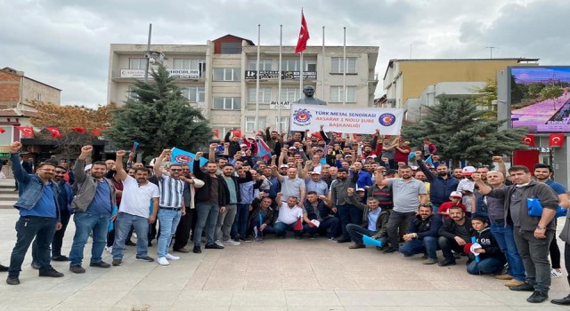 Yaşasın Türkiye İşçi Sınıfı. Yaşasın 1 Mayıs