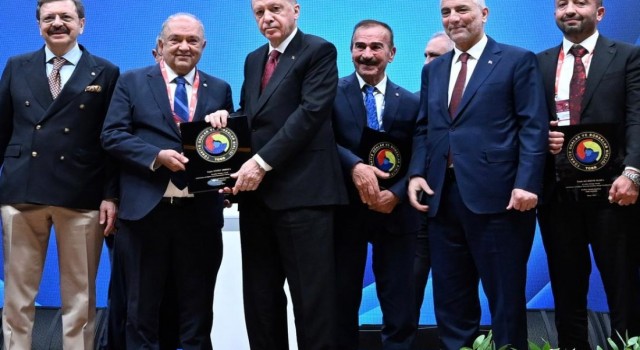 İş İnsanı Acar ‘a Şeref ve Hizmet Belgesi