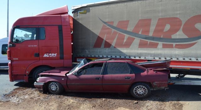 Adana Yolunda TIR ile Otomobil Çarpıştı, 2 Yaralı