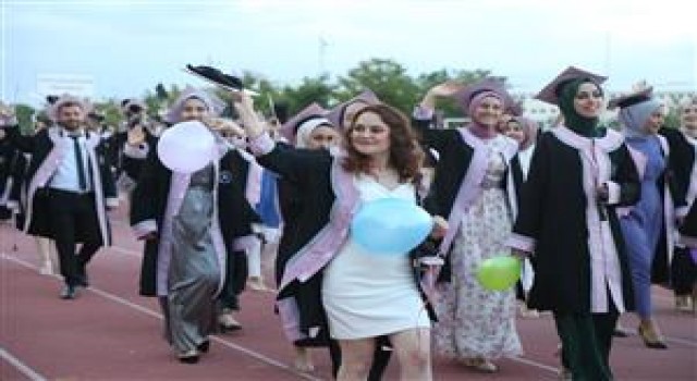 ASÜ’de Mezuniyet Coşkusu