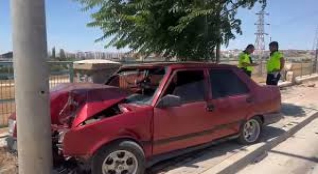 Virajı Alamayan Sürücü Elektrik Direğine Çarptı
