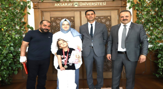 Minik Elif’ten Rektör Arıbaş’a Anlamlı Hediye