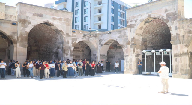 Öğretmen Adayları Aksaray'ın Tarihi ve Kültürel Değerlerini Gezdi