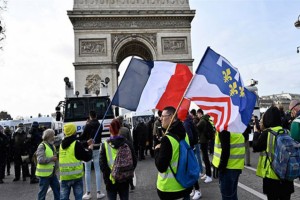 Fransa'da sarı yeleklilerin gösterileri 4'üncü ayını doldurdu