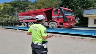 Işık ve Tonaj İhlali Yapan Kamyon Sürücüsüne 7 Bin 672 TL Ceza Kesildi