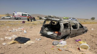Hafif Ticari Araç Atarak Tarlaya Yuvarlandı: 1 Ölü 2’si Çocuk 4 Yaralı