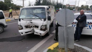 Kontrolden Çıkan Kamyonet Ağaca Çarptı: 1 Yaralı