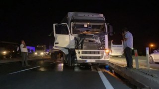 Traktörün Devrildiği, Tırın Hurdaya Döndüğü Kazayı Yara Almadan Atlattılar