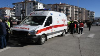 Ambulans İle Otomobil Çarpıştı 1 Yaralı