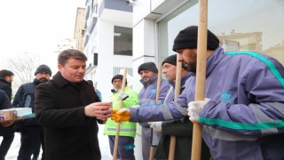 Başkan Dinçer Kar Temizlik Personeline Pekmez İkram Etti