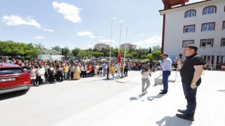 Dinçer, Öğrencilerin Karne Sevincine Ortak Oldu