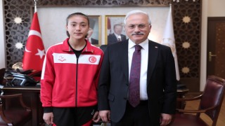 Vali Mehmet Ali Kumbuzoğlu, Şampiyon Sporcuyla Bilek Güreşi Yaptı