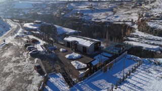 Ziyaretçiler Cam Teras ile Görsel Şölenin Tadını Çıkarıyor