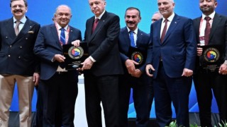 İş İnsanı Acar ‘a Şeref ve Hizmet Belgesi