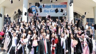 ASÜ’nün Çiçeği Burnunda Mühendisleri Mezuniyet Sevinci Yaşadı