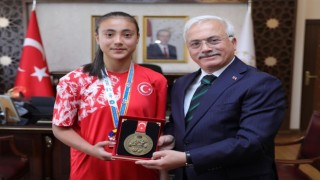 Şampiyon Sporcudan Vali Kumbuzoğlu’na Ziyaret