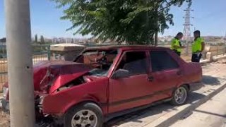Virajı Alamayan Sürücü Elektrik Direğine Çarptı