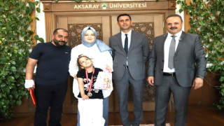 Minik Elif’ten Rektör Arıbaş’a Anlamlı Hediye